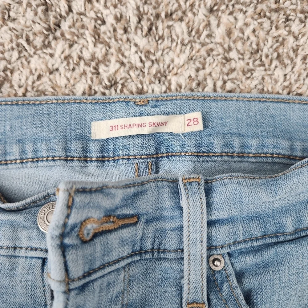 Levi's Women's Light Blue Jeans - Picture 2 of 3